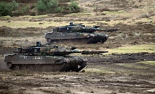 Zwei Leopard-2A6-Panzer auf einem Truppenübungsplatz der Bundeswehr (Archivbild). - Federico Gambarini/dpa