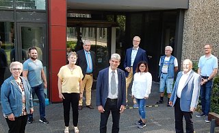 Die Unabhängige Wählergemeinschaft Hiddenhausen (UWG)  stellt mit Erhard Gläsker (mitte) einen Bürgermeisterkandidaten. - UWG Hiddenhausen