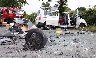 Trümmerteile im Juni an der Unfallstelle auf der L 828: Ein 29-Jähriger aus Ossendorf starb im Unfallwrack seines Bullis. - Polizei Höxter