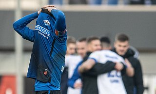 Während die Darmstädter im Hintergrund den Auswärtssieg feiern, hat sich SCP-Kapitän Ron Schallenberg vor lauter Enttäuschung das Trikot übers Gesicht gezogen. - picture alliance/dpa