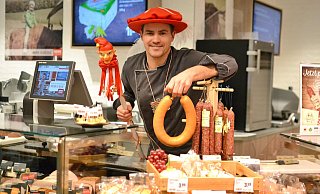 Wenn er nicht als Hoppeditz in närrischer Mission unterwegs ist, dann findet man Sascha Markus stets gut gelaunt hinter der Frischetheke des Rewe-Marktes in der Bad Driburger Südstadt. - Silke Riethmüller