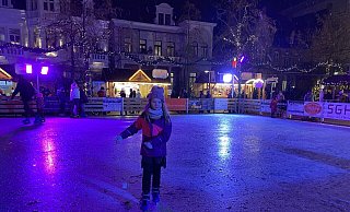 Svea wagt ihre ersten Versuche auf der Kunststoffeisbahn. Die Resonanz der Besucher ist - wie auf dem Foto erkennbar - an diesem Abend eher verhalten. - Nicole Sielermann