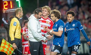 Arminia-Kapitän Mael Corboz, hier im Dialog mit Trainer Mitch Kniat, spulte gegen Union Berlin ein unfassbares Laufpensum ab. - Sarah Jonek