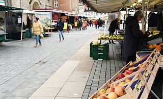 Der Wochenmarkt in Paderborn hat eine neue Anordnung (Archivfoto). - Lena Henning Der Wochenmarkt in Paderborn hat eine neue Anordnung (Archivfoto). - Lena Henning