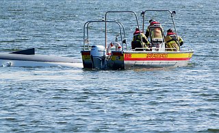 Die Feuerwehr Paderborn rettete auf dem Lippesee zwei Männer aus dem Wasser, die mit ihrem Segelboot gekentert waren, und schleppte anschießend den Segler mit einem Mehrzweckboot ab. - Ralph Meyer