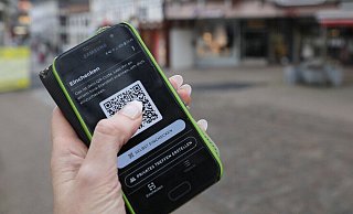 Mit der Luca-App können Treffen gespeichert werden, sodass im Covid-Infektionsfall Kontakte gewarnt werden können. - Simone Flörke