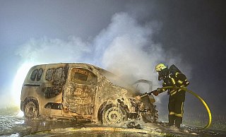 Der Wagen konnte von der Feuerwehr Brakel schnell gelöscht werden. Er brannte jedoch vollständig aus. - Feuerwehr Brakel