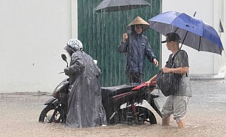 In Hanoi standen viele Straßen unter Wasser. - Hau Dinh/AP/dpa