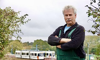 Detlef Wittig beobachtet von einem Hof an der Milser Straße ständig, dass Personen die Gleise zwischen den Haltestellen Buschbachtal - im Hintergrund - und der Endhaltestelle Altenhagen überqueren. - Peter Unger