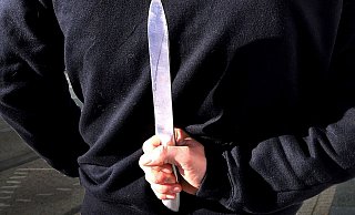 Mit einem Messer in der Hand (Symbolbild). - Neue Westfaelische Zeitung