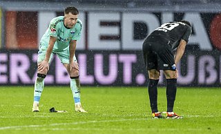 SCP-Torhüter Pelle Boevink und sein Teamkollege Marcel Hoffmeier sind nach dem 1:2 gegen Braunschweig tief enttäuscht. - picture alliance/dpa