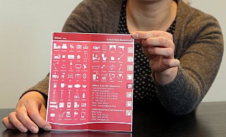 Bilder statt Text: Grafikerin Alexandra Brünger präsentiert die Broschüre „Willkommen in Schloß Holte-Stukenbrock". - Wolfgang Rudolf