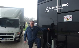 Johann Schneider ist ein wenig stolz auf den firmeneigenen „Fuhrpark“. - Karsten Schulz