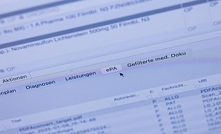 Patienten können ihre E-Akte in Praxen befüllen lassen, auch ohne selbst hineinzuschauen. (Archivbild) - Rolf Vennenbernd/dpa-Pool/dpa