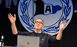 Sportjournalist und Arminia-Fan Philipp Köster war 2021 in der Schüco-Arena bei der Kulturwoche. Jetzt bringt er ein Buch über das DFB-Pokalfinale heraus. - Barbara Franke
