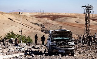 Menschen begutachten Schäden in einem Gebiet um ein Elektrizitätswerk nach türkischen Luftangriffen. Die Türkei hat bei Luftangriffen in der Nacht eigenen Angaben zufolge 89 Ziele in Nordsyrien und im Nordirak «zerstört». - Baderkhan Ahmad/AP/dpa
