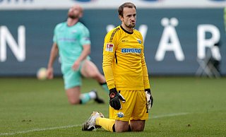 SCP-Keeper Leo Zingerle ist nach dem unglücklichen Gegentor zum 0:2 ebenso bedient wie Teamkollege Jannis Heuer (hinten), der in Heidenheim einen rabenschwarzen Tag erwischte. - Imago Images