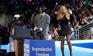 Beyoncé (rechts im Bild) sagte, Harris stehe für die Einheit, die die USA gerade brauchten. - Susan Walsh/AP/dpa
