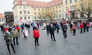 Gut 180 Menschen sind zur Maikundgebung des DGB auf den Rathausplatz gekommen. Ihr Motto lautet "Solidarität ist Zukunft!" - Ralf Bittner