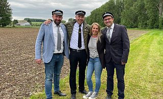 Oberst Johannes Laudage (v. l.), das Königspaar Ansgar und Simone Engemann mit Christoph Engemann. - Christopher Wendehals