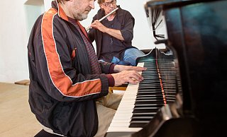 Probe: Ortwin Eversmeyer (hi.) und Hans-Peter Klein in der Kirche. Beim Konzert ist noch Mechthild Janda dabei. Foto: Ralf Bittner - ralf bittner