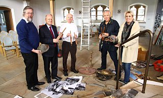 Bilder, Fundstücke, Dokumente: Pfarrer Ulrich Meyer-Gieselmann (v.l.) , Wolfgang Riewe, Fritz Karl Wachtmann, Frank Becker und Rosemary Flöthmann haben die Ausstellung anlässlich des 25. Jahrestages des Brandes der Bartholomäuskirche im Gotteshaus vorbereitet. Zudem wird der Film "Die Bartholomauskirche - Ein Haus für alle Menschen" gezeigt, und es gibt ein Podiumsgespräch mit Zeitzeugen. - Foto: Susanne Lahr