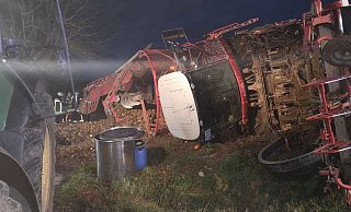 Am Boden: Der umgestürzte Rübenvollernter bei Steinheim. - Feuerwehr Steinheim