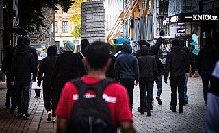 30 bis 40 vermummte Antifaschisten zogen mit Bengalos und Pyros durch die Innenstadt und verängstigten viele Passanten. - NW