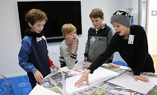Luca, Elias, Max und Vincent (v.l.) diskutieren, wie sie den von Hagedorn erworbenen Standort in Bielefeld-Hillegossen baulich entwickeln könnten. - Anja Hustert