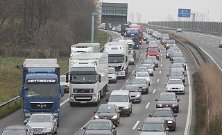 Am Hiller Kreuz staut sich der Verkehr aufgrund eines Unfalls. (Symbolbild) - Frank-Michael Kiel-Steinkamp
