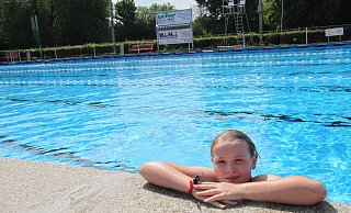 Die 13-jährige Marie gehört zu den ersten Badegästen in diesem Sommer. Sie ist froh, dass sie die Sommerferien zum Schwimmen nutzen kann. - Sonja Töbing