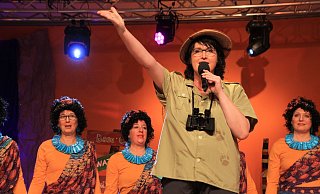 Ganz nach dem Sessionsmotto "Hakuna Matata" nahmen die Kump(el)stilzchen ihre Gäste mit auf eine närrische Safari, geleitet von Moderatorin Sandra Brökel (vorn). - Madita Schellenberg