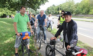 Der Grünen-Fraktionsvorsitzende im NRW-Landtag Arndt Klocke (rechts) radelt mit Andreas Edler, Volker Brand und Silke Glander-Wehmeier den Bad Oeynhausener und den Löhner Grünen die Trasse des geplanten Radschnellwegs ab. - Ulf Hanke