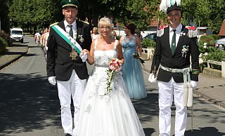 Beim Festumzug: Stefan Müller und Ulrike Thiel sind das strahlende Königspaar in Siddinghausen. - Johannes Büttner