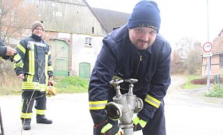 Hauptfeuerwehrmann Patrick Weiß schraubt das Standrohr auf den Hydranten. - Burkhard Battran
