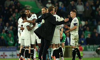 Bundestrainer Julian Nagelsmann gratuliert seinen Spielern nach dem Schlusspfiff auf dem Platz. - Christian Charisius/dpa