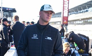 Mick Schumacher absolvierte die ersten Runden in Indianapolis. - Michael Conroy/AP/dpa