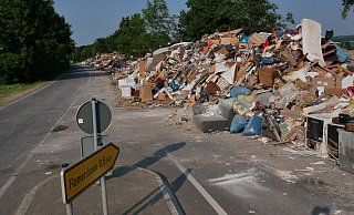 Nach der Flutkatastrophe in NRW: Riesige Mengen Sperrmüll und Abfall türmen sich an einer Landstraße bei Euskirchen.  - picture alliance /