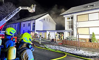 Rund 45 berufliche und ehrenamtliche Feuerwehrleute verhinderten am Pionierweg auf ein Übergreifen der Flammen vom Gartenhaus auf die Garagen zwischen den Wohngebäuden. - Ralph Meyer