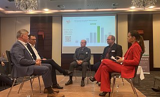 Diskussion beim NPH-Forum mit Dirk Hänsgen (Go.on; v. l.), Marcus Klugmann (NPH), Oliver Mietzsch (Westfalen-Tarif), Carsten Senkbeil (HVV) und Moderatorin Kristina Sterz. - NPH