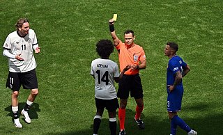 Brachte Tempo ins Spiel, sah aber auch Gelb: Karim Adeyemi - Marijan Murat/dpa