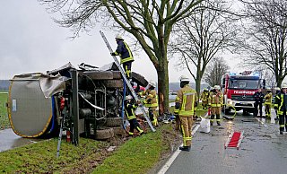 Einsatzkräfte kontrollieren am Motorwagen die Domdeckel der Milchkammern. - Ralph Meyer