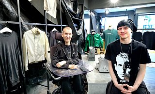 Paul Kasing (l.) und Rocco Weiss haben in dieser Woche ihr Geschäft auf Zeit in der Gütersloher Innenstadt eröffnet. - Andreas Frücht Paul Kasing (l.) und Rocco Weiss haben in dieser Woche ihr Geschäft auf Zeit in der Gütersloher Innenstadt eröffnet. - Andreas Frücht
