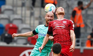 Der Düsseldorfer Rouwen Hennings und der Paderborner Jannis Heuer kämpfen um den Ball. - dpa
