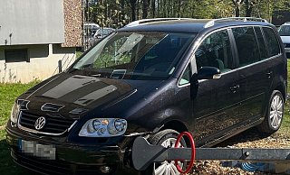 Das Fahrzeug der Eltern steht plötzlich mitten auf dem Spielplatzgelände in Bielefeld. - Polizei