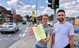 Gemeinde-Azubi Manuel Kröhn (links) und Jan Westerhold vom Amt für Gemeindeentwicklung haben die Anwohner der Löhner Straße in Eilshausen mit Flyern informiert, was an der Straße in den kommenden Wochen passiert. - Alexander Jenniches