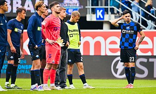 Die SCP-Akteure um Kapitän Raphael Obermair (r.) verabschieden sich nach Spielschluss von ihren Fans. Sie hatten in Unterzahl alles gegeben, aber 1:2 verloren. - Besim Mazhiqi Die SCP-Akteure um Kapitän Raphael Obermair (r.) verabschieden sich nach Spielschluss von ihren Fans. Sie hatten in Unterzahl alles gegeben, aber 1:2 verloren. - Besim Mazhiqi