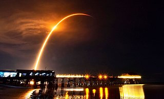 Starlink ist ein satellitengestützter Internet-Dienstleister, der speziell im Ukraine-Krieg von enormer Bedeutung für die Kommunikation ist. Hier fliegt eine SpaceX Falcon 9 Rakete mit Starlink-Satelliten an Bord ins All (Archivbild). - Malcolm Denemark/Florida Today/Florida Today via AP/dpa