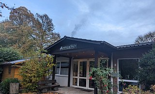 Das Rabeneck-Haus in Hiddenhausen soll zur Förderschule werden. Denn das Johannes-Falk-Haus platzt aus allen Nähten. Die Gemeindegruppen sollen ins einstige Pfarrhaus umziehen. - Susanne Barth