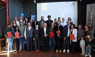 Diese Bielefelder stehen stellvertretend für Hunderte Menschen, die jedes Jahr in Bielefeld eingebürgert werden – und hier als deutsche Staatsbürger ihre neue Heimat gefunden haben. - Kristina Schnelle